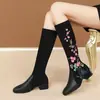 Estilo étnico nuevo talla grande 2023 botas martin negras para adulto pedido microfibra femenina tubo con tótem otro caucho