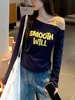 Nova Camisola Americana de Moda Outono/Inverno com Estampa de Letras Versátil Off-Shoulder Camiseta Básica de Manga Longa para Mulheres