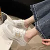 Zapatos de verano nuevos y versátiles para mujer con suela gruesa para uso casual diario, 2026 zapatos blancos transpirables de moda que aumentan la altura para mujer