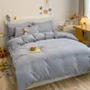Juego de ropa de cama fresco y sencillo de cuatro piezas cuidadosamente seleccionado, funda de edredón de verano, juego de tres piezas para dormitorio de estudiante, ropa de cama de dibujos animados de una pieza