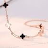 Pulseira de trevo de quatro folhas de camada dupla para meninas pulseira de cinco flores para meninas melhor amiga joias de luxo leve design de nicho ins explosões de 2024