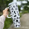 Nuevo Modelo 2024 Taza para Coche de 40 oz con Asa, Taza Aislada con Popote, Taza de Hielo para Mantener Frío Montada en Coche, Taza de Agua de Vaca con Estampado de Leopardo