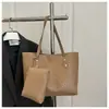 Bolsa Tote Grande Capacidade Retrô 2025 Nova Tendência Bolsa de Ombro em Couro Macio Bolsa Casual Elegante para Trabalho e Dia a Dia