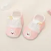 Novos sapatos de bebê de urso e coelho de desenho animado para o verão, malha respirável, sapatos para bebês e crianças pequenas com sola macia e anti-queda, em estoque para atacado