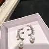 Pendientes Curvos de Perla en Línea Única de Diseño de Nicho Europeo y Americano, Pendientes Retro de Alta Gama para Mujer, Pendientes Simples Elegantes