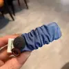 Pinza para el pelo de alta gama estilo retro nuevo de Dongdaemun, Corea, de mezclilla plisada, accesorio para el cabello para mujeres con sentido del diseño, fleco lateral con botón