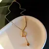 Collar de Acero de Titanio con Borla Cuadrada Letra D para Mujer, Diseño de Nicho de Lujo Ligero, Acero de Titanio con Acabado de Alta Gama, Cadena Sencilla y Versátil para la Clavícula