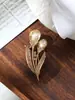 Moda Europea y Americana Broche de Flor Retro Nuevo Versátil Perla Flor de Lirio Flor de Mariposa Broche Completo de Diamante para Mujeres
