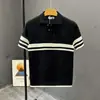 Camisa casual de malha masculina com blocos de cor e vazados, peça fina da moda de verão para homens, suéter com gola, camiseta de manga curta, novo modelo 2026