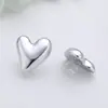 Pendientes versátiles de temperamento de alta gama estilo Hepburn de Instagram pendientes en forma de corazón pendientes de botón de corazón tridimensionales exquisitos a la moda simples
