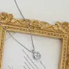 2026 Novo Design Simples Super Brilhante Zircônia Corrente para Clavícula Colar para Mulheres, Estilo Japonês e Coreano Fashionable Pequeno Colar Cubo de Açúcar