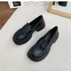 Sapatos de Couro Pequenos Estilo Britânico Retrô Outono e Inverno para Mulheres 2025 Novos Mocassins Franceses de Bico Redondo Versáteis com Solado Grosso para Aumentar a Altura