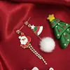 Pendientes de aguja plateada con diseño navideño de alce con incrustaciones de diamantes y bola de pelo asimétrica de muñeco de nieve.