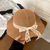 Chapéu de Palha com Laço de Renda Francesa para Mulheres Verão 2025 Novo Estilo Chapéu de Proteção Solar para Férias na Praia Chapéu de Sol de Aba Larga
