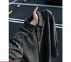 Camisa de manga larga para hombre de otoño estilo americano con un patrón oscuro y un corte relajado, con una estética de dinero viejo en color marrón y una textura espinosa
