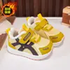 Zapatos para Niña 2026 Nuevo Otoño/Invierno Suela Suave Calientes Zapatos Deportivos Infantiles para Niñas de Edad Primaria y Secundaria con Forro de Felpa Zapatos de Tablero de Entrenamiento Alemanes