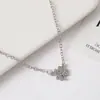 Colar Trevo da Sorte de Quatro Folhas Cravejado com Diamantes, Design de Nicho de Luxo Leve, Corrente Simples para Clavícula, Versátil para Uso Diário, Corrente de Pescoço Feminina Empilhável