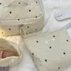 Bolsa de Maquiagem Acolchoada com Laço Bordado Bolsa de Higiene Pessoal de Grande Capacidade Bolsa de Armazenamento Bolsa de Viagem para Produtos de Skincare