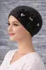 Chapéu Turban Plissado Estilo Primavera e Outono com Três Flores e Decoração de Pérola, Chapéu Feminino Moderno e Versátil J5