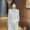 Kiss Sister Estilo Coreano Estilo Suave Cuello en V Tencel Protector Solar Top con Bordes Fruncidos A6312