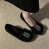 Novos Sapatos Femininos de Camurça Preta Baixos de Corte Único para a Primavera/Outono de 2026 Moda Borboleta com Strass Laço Solado Macio Slip-ons Sapatos da Moda