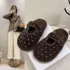 Pantuflas cálidas de suela gruesa para interiores para mujer, pantuflas de algodón cerradas y peludas de invierno para el hogar 2026 de meter felpa color marrón moca