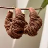 Otoño e Invierno Melard Hechos a Mano Color Café Beige Diseño de Nicho Hilo Retro Pendientes de Punto Accesorios de Oreja de Otoño e Invierno Aros de Oreja