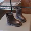 Botas de couro infantis, estilo Martin boots britânico, tornozeleiras macias para meninas para outono e inverno com tira de fivela, versáteis e que afinam, com zíper lateral