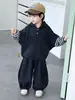 Conjunto de roupa de primavera e outono para meninos 2026 novo conjunto de duas peças estilo coreano para crianças, roupas de outono estilosas e legais para bebês