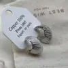Pendientes de botón exagerados de caracola metálica transfronterizos europeos y americanos con rayas tridimensionales y diseño irregular, chapados en cobre de oro real para mujer