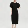 Vestido de Mujer Inspirado en Miyake con un Toque de Lujo, Cuello Redondo, Corte Holgado, Negro, Adelgazante, de Longitud Media, Vestido Casual Versátil para Verano