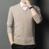 Suéter de grosor medio para hombre, nuevo tejido de punto con cuello en V para otoño e invierno, suéter básico casual tipo pullover para hombres jóvenes y de mediana edad, suéter de manga larga
