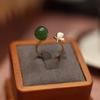 Collar con colgante de jaspe ruso natural, aretes de botón de nácar blanco, anillo de mariposa, cadena de clavícula de nicho de lujo ligero para mujer