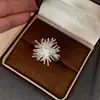 Anillo Súper Brillante de Diente de León para Mujer, Lujo Accesible Diseño de Nicho, Anillo Abierto Elegante, Creativo de Comida y Versátil