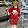 Conjunto de Ano Novo para Meninas, Novo Estilo Outono e Inverno, Suéter de Tricô Estiloso e Saia Plissada para Crianças Maiores, Conjunto de Duas Peças Festivo Vermelho