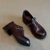 Couro Macio Moda Rebite Estilo Britânico Sapatos Pequenos de Couro Novos Versáteis Marrom Pequenos Sapatos Únicos Mocassins Femininos de Salto Grosso