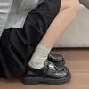 Sapatos de couro estilo britânico 2026 nova moda versáteis mocassins de sola grossa para mulheres sapatos da moda que aumentam a altura para o outono