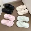 Chinelos Femininos Verão Fábrica de Origem Atacado em Estoque Sola Grossa Alargador Casual Cor Sólida Sensação de Calçar Chinelos