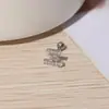 Aço Inoxidável Ins20G Fivela de Rosca Twist 26 Letras Inglesas Zircônia Micro-Pavimentada Brincos de Rosca Brincos Brincos de Osso da Orelha