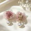 Pinzas para orejas florales hechas a mano estilo vacacional de dopamina sin perforación para mujer, pendientes de perlas dulces y versátiles para el verano