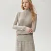 Suéter de punto elegante ajustado para mujer Kangbaolai 75% cachemir 25% seda de morera cuello semialto medio botón