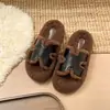 Pantuflas de exterior para otoño e invierno 2026, con un diseño de malla, forro de felpa y una construcción de algodón de suela gruesa, adecuadas tanto para interiores como para exteriores, en un nuevo estilo francés