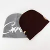 Gorro de Punto Jacquard Otoño e Invierno Americano para Hombres y Mujeres con Letras, Caliente Protección para Orejas, Gorro Frío sin Visera, Versátil Gorro de Lana Hip-Hop Callejero