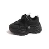 Zapatos deportivos de cuero para hombre y mujer, nuevo estilo otoño 2026, tenis blancos antideslizantes para estudiantes, zapatillas ligeras para correr para niños, venta al por mayor