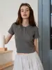 Miu Malha de Lã com Gola Polo Manga Curta Cinza Verão Novo Top Curto Retro com Ombro Torcido para Mulheres