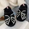 Novas pantufas de algodão estilosas para casa com laço para mulheres, sapatos quentes de pelúcia para maternidade para o inverno, fofas de lã de cordeiro para todas as estações
