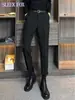 Nueva colección de invierno: pantalones de negocios casual para hombre con forro polar añadido, tela más gruesa, caída favorecedora, diseño simple, transpirables y un toque de lujo discreto.