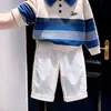 Estilo Coreano Niños Otoño/Invierno 2026 Estilo Universitario Bloque de Color Azul y Blanco Suéter Rayado con Cuello Polo Pantalones Blancos de Pierna Ancha para Niños