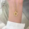 Collar Doble Anillo Oro Arena Diamante Mismo Estilo de Puzuo Gold Shop para Mujer, Lujo Accesible y Cadena de Clavícula Entrelazada de Gama Alta para Novia