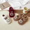 Sapatos felpudos para meninas, novo estilo de inverno 2026 para crianças, camada dupla de algodão e forro de fleece, sapatos quentes estilo princesa para bebês, sapatos de calçar